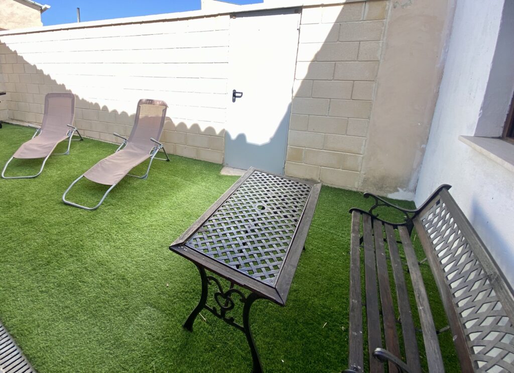 Zona exterior con cesped artificial