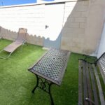 Zona exterior con cesped artificial